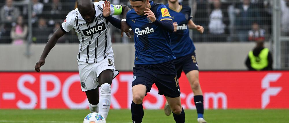 Elversberg feiert gegen Kiel einen späten Sieg.