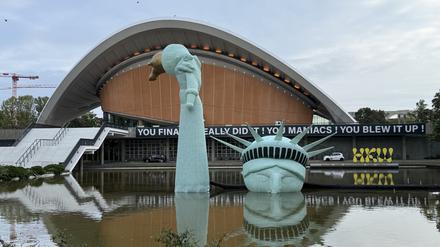 Wo die Freiheit baden geht. Jan Böhmernann gastiert mit seiner Ausstellung „Die Möglichkeit der Unvernunft“ im Haus der Kulturen der Welt. Und vor dem Haus steht  Lady Liberty das Wasser bis zum Halse.