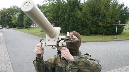 Die Bundeswehr präsentiert die Möglichkeiten der Drohnenabwehr durch Netze bzw. elektronische Störgeräte, die Drohnen zur Landung zwingen.