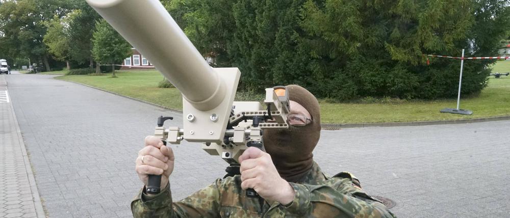 Die Bundeswehr präsentiert die Möglichkeiten der Drohnenabwehr durch Netze bzw. elektronische Störgeräte, die Drohnen zur Landung zwingen.