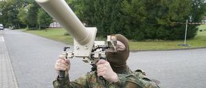 Die Bundeswehr präsentiert die Möglichkeiten der Drohnenabwehr durch Netze bzw. elektronische Störgeräte, die Drohnen zur Landung zwingen.