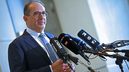 Alexander Dobrindt (CSU), Bundesinnenminister, gibt ein Pressestatement.