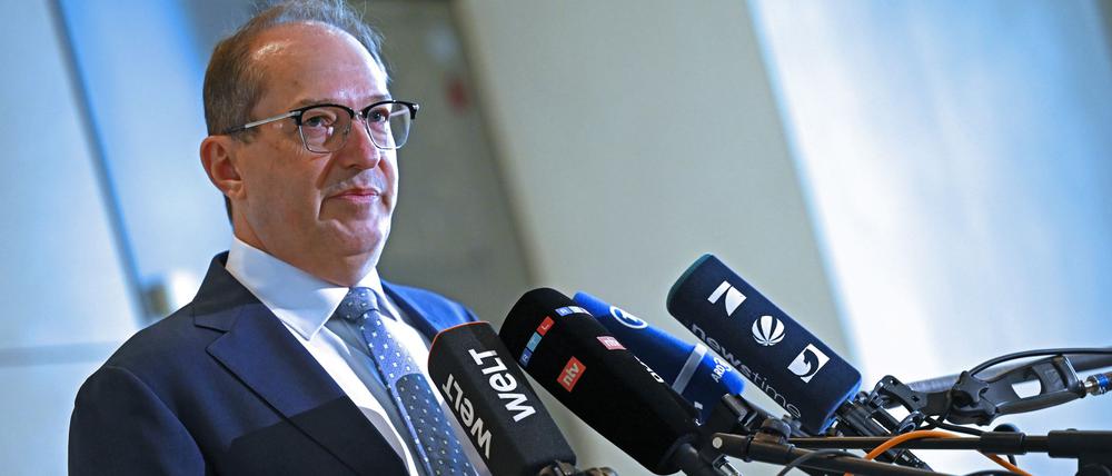 Alexander Dobrindt (CSU), Bundesinnenminister, gibt ein Pressestatement.