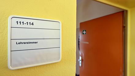 Die Tür zu einem Lehrerzimmer steht offen. (Symbolbild)