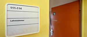 Die Tür zu einem Lehrerzimmer steht offen. (Symbolbild)