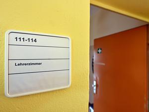 Die Tür zu einem Lehrerzimmer steht offen. (Symbolbild)