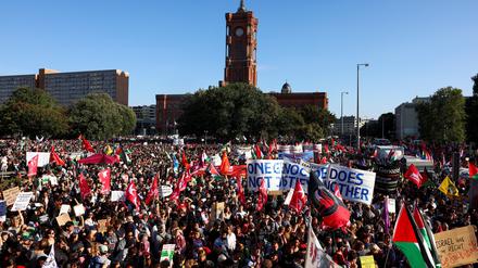 Zehntausende Menschen demonstrieren in Berlin gegen das Leid in Gaza.