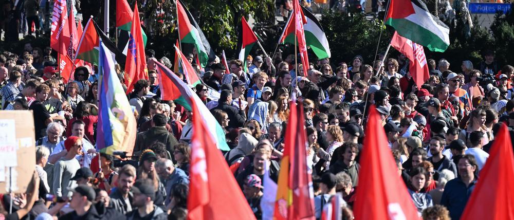 Tausende haben sich in Berlin für eine Demonstration gegen den Gaza-Krieg versammelt.