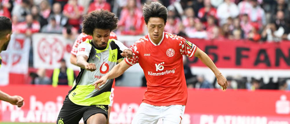 Karim Adeyemi (li.) traf zum 2:0 für Dortmund gegen Mainz 05.