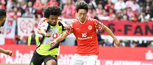 Karim Adeyemi (li.) traf zum 2:0 für Dortmund gegen Mainz 05.