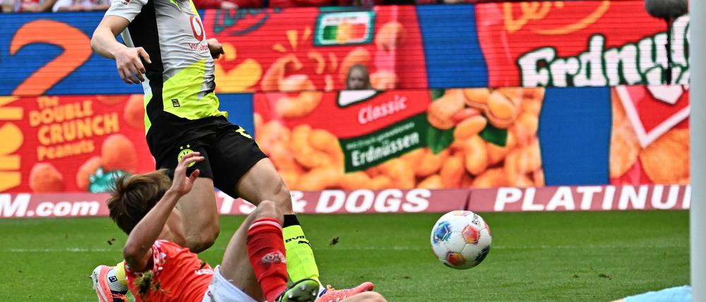 Daniel Svensson (l) erzielte das 1:0 für Borussia Dortmund gegen den FSV Mainz 05.