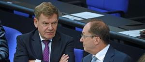 Johann Wadephul (CDU, l), Bundesaußenminister, und Alexander Dobrindt (CSU), Bundesinnenminister, unterhalten sich während einer Sitzung im Deutschen Bundestag (Symbolbild).