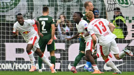 Das 600. Tor der Leipziger Bundesliga-Geschichte: Johan Bakayoko (r) jubelt über das 1:0 in Wolfsburg.