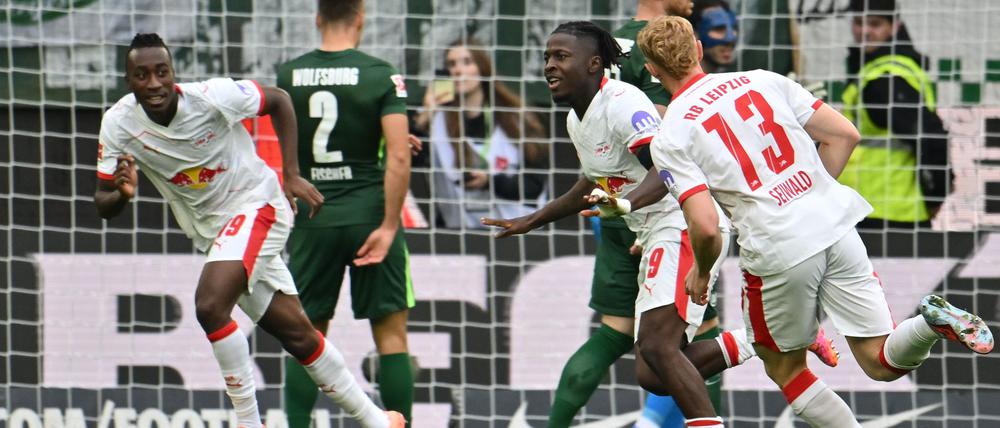 Das 600. Tor der Leipziger Bundesliga-Geschichte: Johan Bakayoko (r) jubelt über das 1:0 in Wolfsburg.