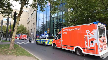 Rettungskräfte brachten den 17-Jährigen lebensgefährlich verletzt ins Krankenhaus.