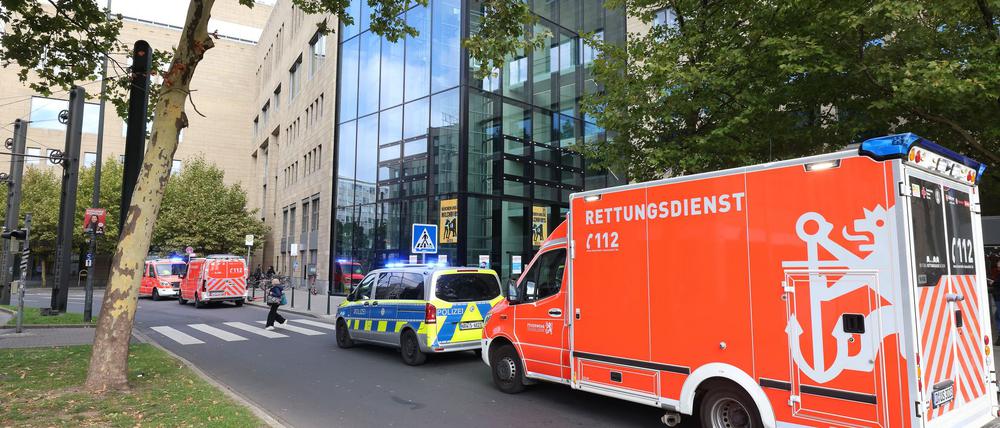 Rettungskräfte brachten den 17-Jährigen lebensgefährlich verletzt ins Krankenhaus.