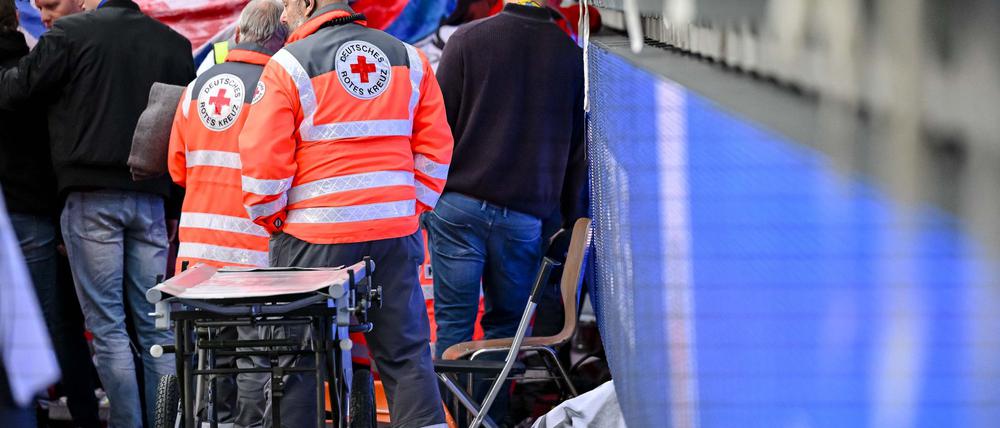 Das Spiel in Heidenheim wird von einem medizinischen Notfall überschattet.