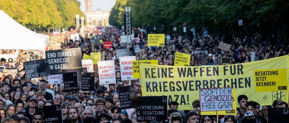 Mehr als 100.000 Menschen haben nach Schätzung der Veranstalter am Gaza-Protest teilgenommen. Die Polizei nannte etwas niedrigere Zahlen.