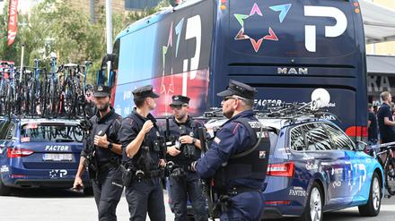 Einsatzkräfte sichern Teamfahrzeuge des Radrennstalls Israel-Premier Tech bei der Vuelta.