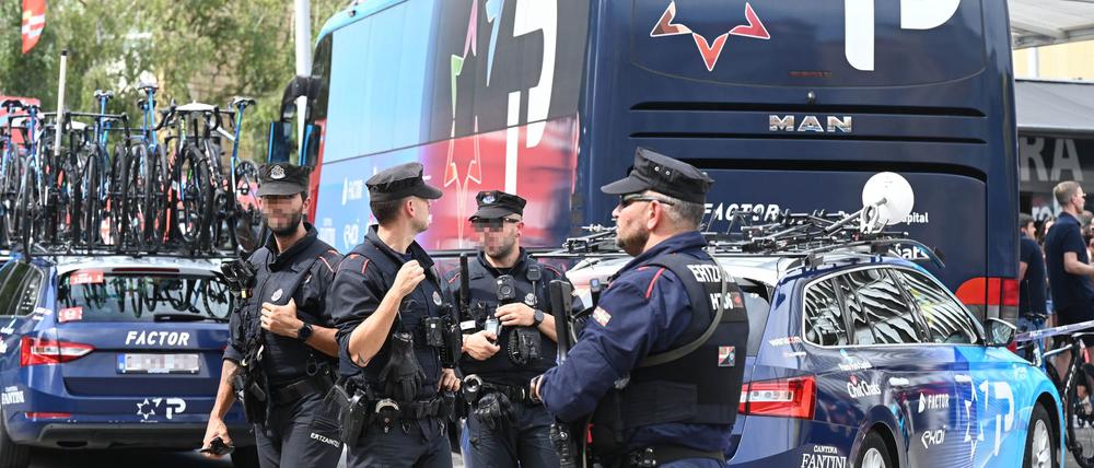 Einsatzkräfte sichern Teamfahrzeuge des Radrennstalls Israel-Premier Tech bei der Vuelta. 
