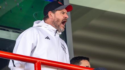 Steffen Baumgart muss das Spiel gegen den HSV von der Tribüne aus verfolgen.