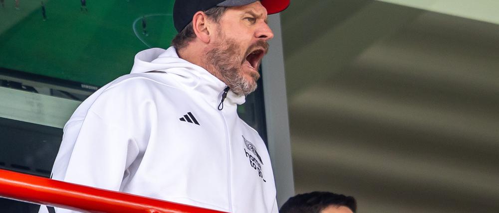 Steffen Baumgart muss das Spiel gegen den HSV von der Tribüne aus verfolgen.