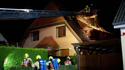 Feuerwehrleute kämpfen in Berlin-Marzahn gegen die Flammen. 