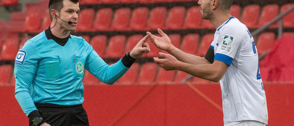 Klaus Gjasula hadert mit den Leistungen der Schiedsrichter in der 3. Fußball-Liga.