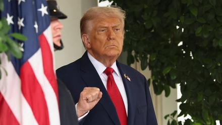  US-Präsident Donald Trump zeigt vor dem Weißen Haus die Faust.