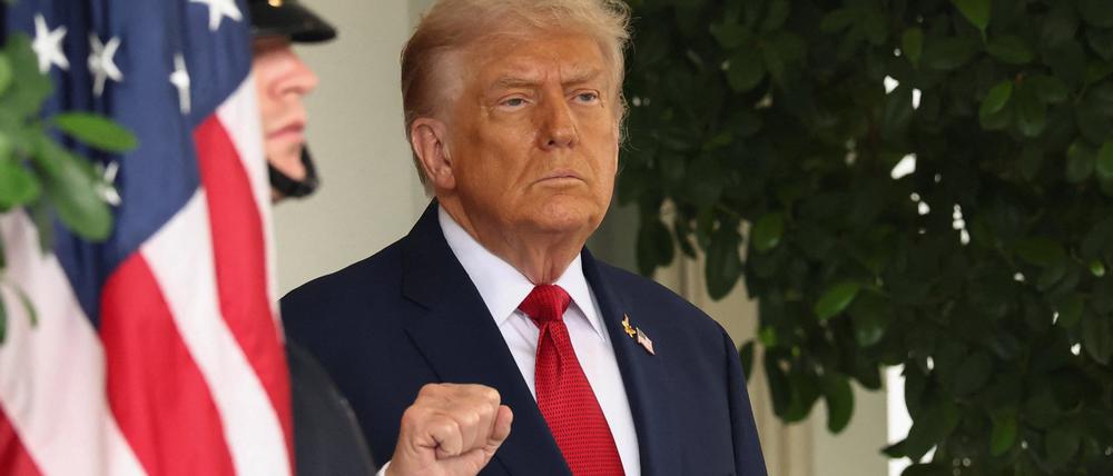 US-Präsident Donald Trump zeigt vor dem Weißen Haus die Faust.