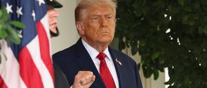  US-Präsident Donald Trump zeigt vor dem Weißen Haus die Faust.