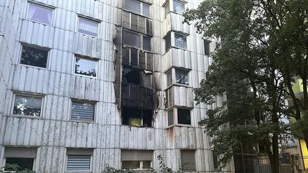 Einsatzkräfte versuchen die Flammen an einem Hochhaus in Neukölln zu löschen.