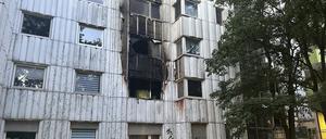 Einsatzkräfte versuchen die Flammen an einem Hochhaus in Neukölln zu löschen.