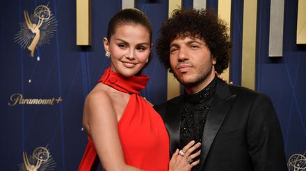 Selena Gomez und Benny Blanco bei den 77. Primetime Emmy Awards im Peacock Theater (Archivfoto).