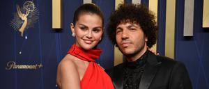 Selena Gomez und Benny Blanco bei den 77. Primetime Emmy Awards im Peacock Theater (Archivfoto).