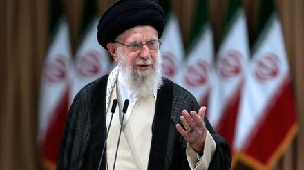 Irans Religionsführer Ajatollah Ali Chamenei ist bei einem öffentlichen Auftritt zu sehen.