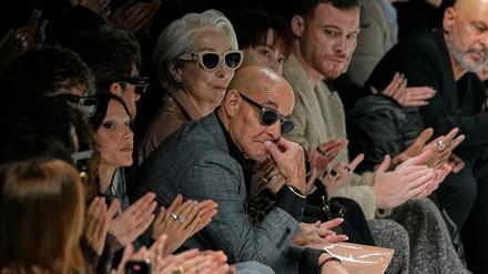 Meryl Streep taucht in Mailand bei der Schau von Dolce & Gabbana auf, mit Stanley Tucci (ebenfalls mit Sonnenbrille) an ihrer Seite.