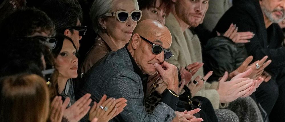 Meryl Streep taucht in Mailand bei der Schau von Dolce & Gabbana auf, mit Stanley Tucci (ebenfalls mit Sonnenbrille) an ihrer Seite.