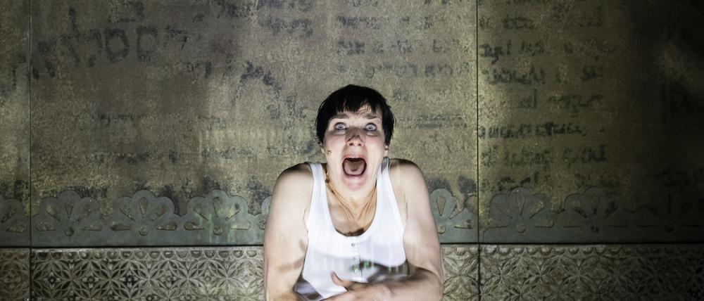 Allein auf der Welt: Kathrin Wehlisch als Josef K. 