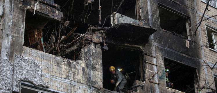 Firefighters work at the site of an apartment building damaged during a Russian drone and missile strike, amid Russia's attack on Ukraine, in Kyiv, Ukraine September 28, 2025. REUTERS/Anatolii Stepanov