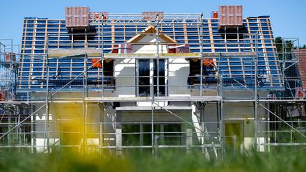 Ungedecktes Dach eines Neubauhauses: Bauherren können bald wieder eine Neubauförderung nach Effizienz-Standard 55 beantragen.