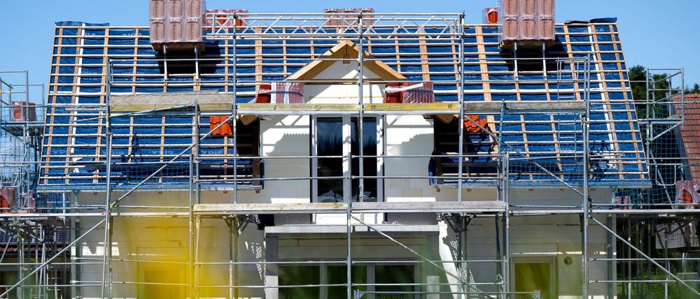 Ungedecktes Dach eines Neubauhauses: Bauherren können bald wieder eine Neubauförderung nach Effizienz-Standard 55 beantragen.