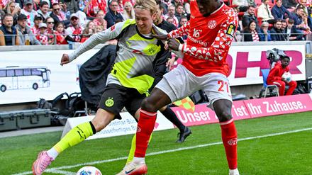 Dortmunds Julian Brandt (l) rückte gegen den FSV Mainz 05 kurzfristig in die Startelf und glänzte dann mit zwei Vorlagen.