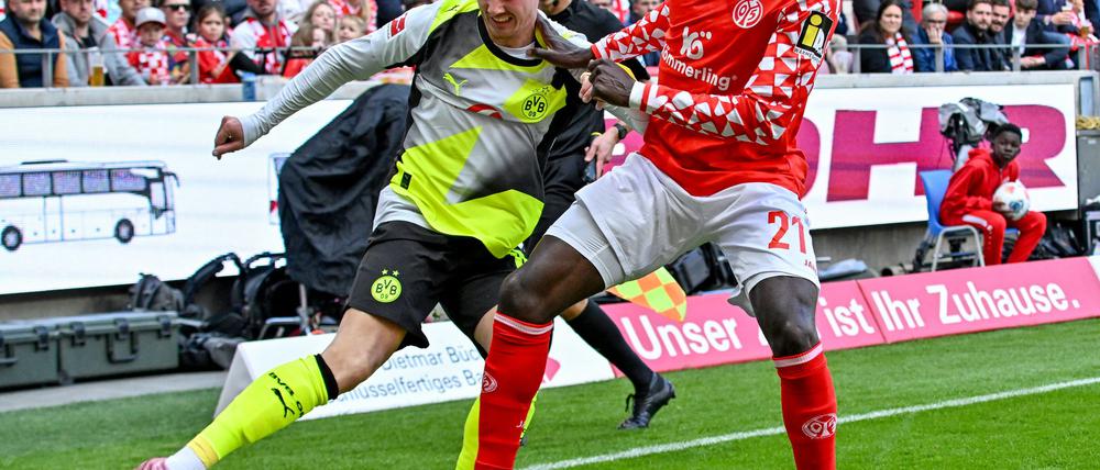 Dortmunds Julian Brandt (l) rückte gegen den FSV Mainz 05 kurzfristig in die Startelf und glänzte dann mit zwei Vorlagen.