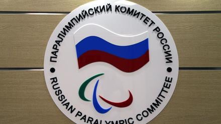 Das Logo des russischen Paralympischen Komitees hängt an einer Wand im Büro des Verbands in Moskau.