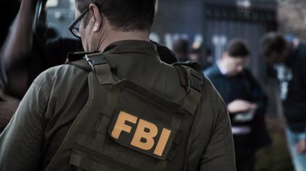 EIN FBI-Beamter ist bei einem Einsatz zu sehen.