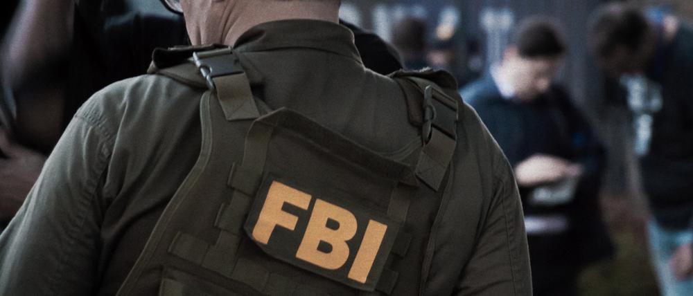 EIN FBI-Beamter ist bei einem Einsatz zu sehen.