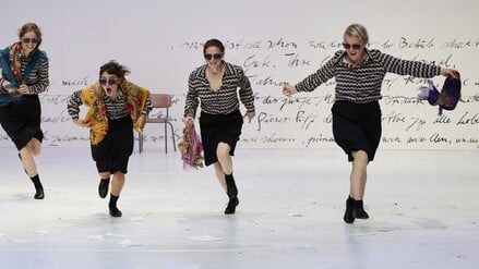 Spielzeitauftakt am Hans Otto Theater: „Also träumen wir mit hellwacher Vernunft“ in der Regie von Sascha Hawemann.