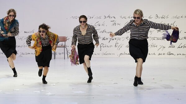 Spielzeitauftakt am Hans Otto Theater: „Also träumen wir mit hellwacher Vernunft“ in der Regie von Sascha Hawemann.