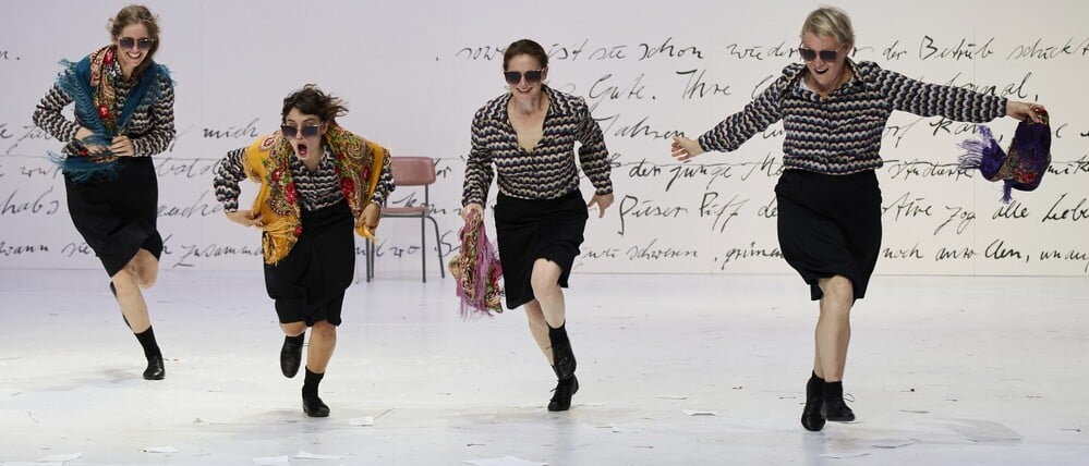 Spielzeitauftakt am Hans Otto Theater: „Also träumen wir mit hellwacher Vernunft“ in der Regie von Sascha Hawemann.